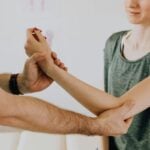 What does a pinched nerve in the hip flexor feel like?