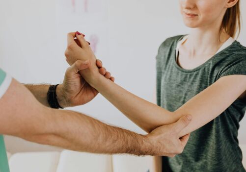 What does a pinched nerve in the hip flexor feel like?